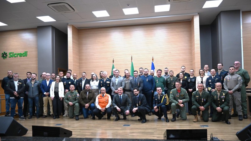Foto mostra homenageados em Lajeado