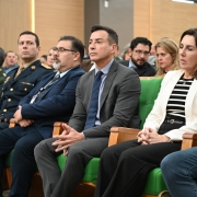 Imagem mostra autoridades presentes na cerimônia