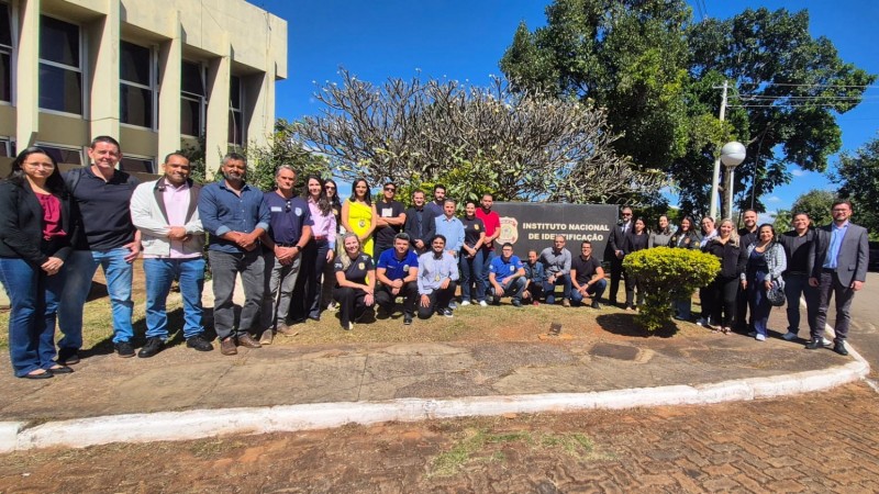 Imagem mostra participantes no Instituto Nacional de Identificação