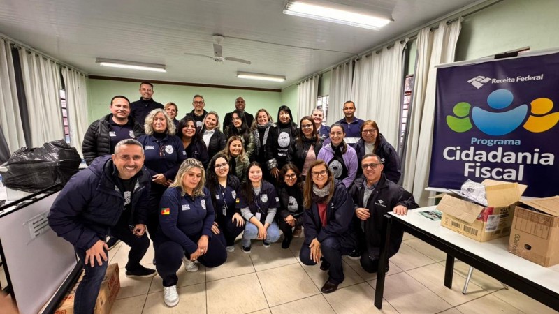 Fotografia da equipe do Instituto-Geral de Perícias, da Receita Federal e de outros órgãos que participaram do evento.