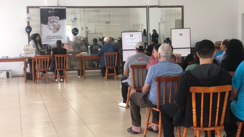 Fotografia mostra população aguardando atendimento do IGP para confecção de documentos de identidade