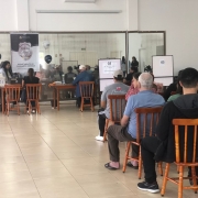 Fotografia mostra população aguardando atendimento do IGP para confecção de documentos de identidade