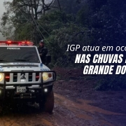 Card com veículo todo-terreno em chuvas no RS