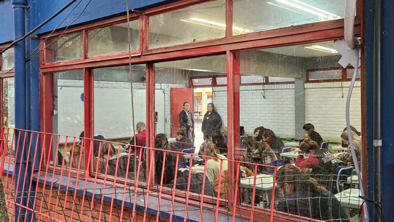 A foto mostra a aplicação da prova do concurso do IGP