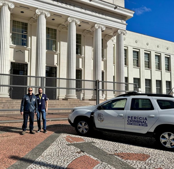 A imagem mostra os participantes da comissão fiscalizando as provas