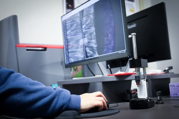 Fotografia mostra computador no laboratório de balística