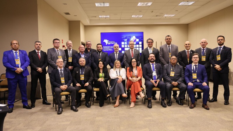 Fotografia com participantes da conferência.