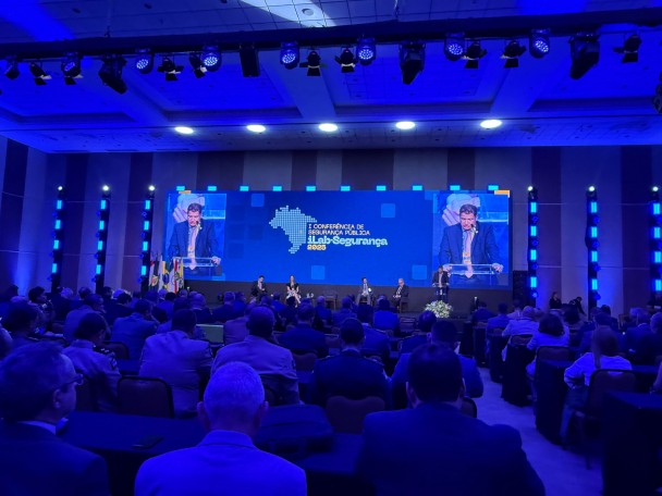 Imagem do palco da conferência.