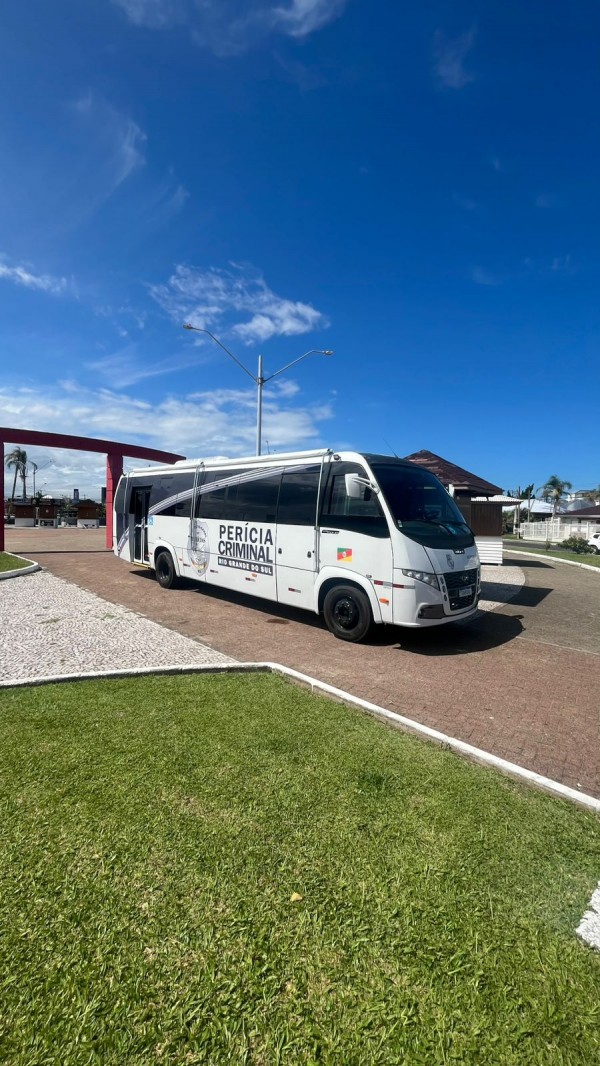 A foto mostra o ônibus do IGP nas praias