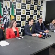 Imagem mostra peritos do IGP ao lado dos delegados da Pol&iacute;cia Civil durante a coletiva de imprensa.
