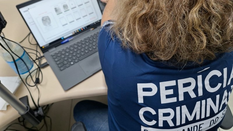 A foto mostra o encaminhamento de carteiras de identidade no sistema prisional