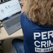 A foto mostra o encaminhamento de carteiras de identidade no sistema prisional